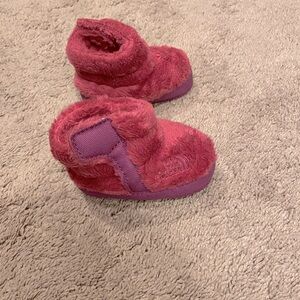 Fuchsia North Face booties NIB